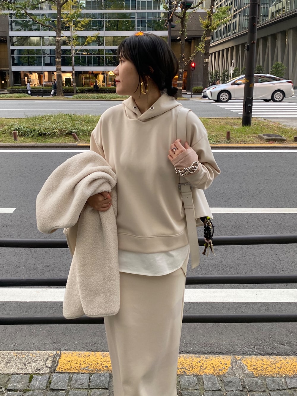 ホワイト系のセットアップ、ホワイト系のその他アウター、ホワイト系のショルダーバッグを着用したレディースの冬コーディネートの7枚目の写真