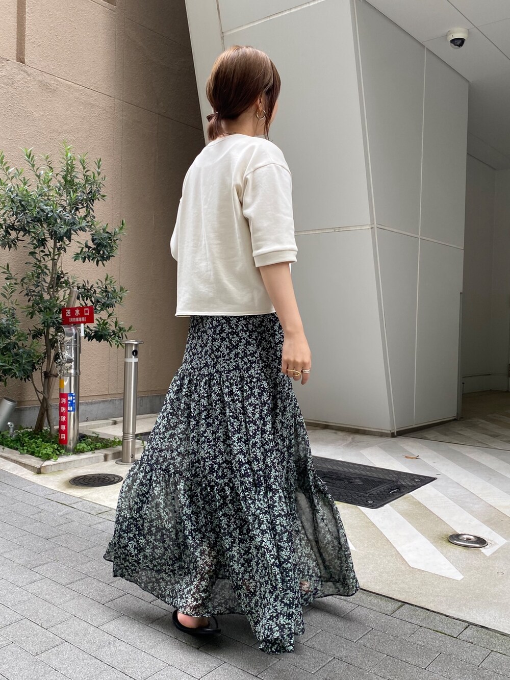 ベージュ系のTシャツ/カットソー、グリーン系のスカートを着用したレディースの夏コーディネートの6枚目の写真