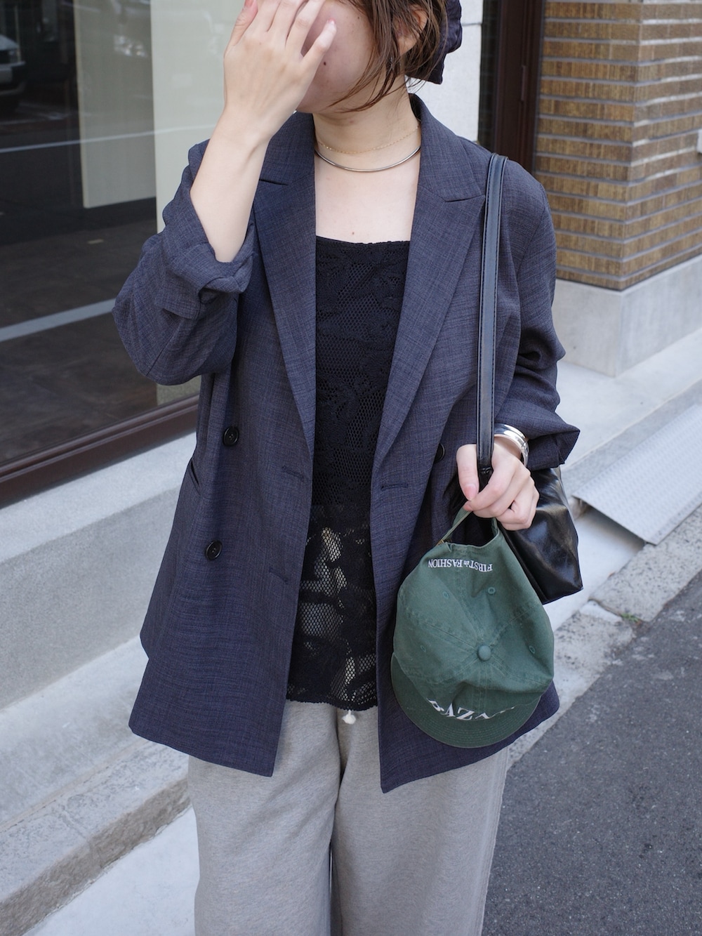 グレー系のテーラードジャケット、ブラック系のシャツ/ブラウス、グレー系のその他パンツを着用したレディースの春コーディネートの7枚目の写真