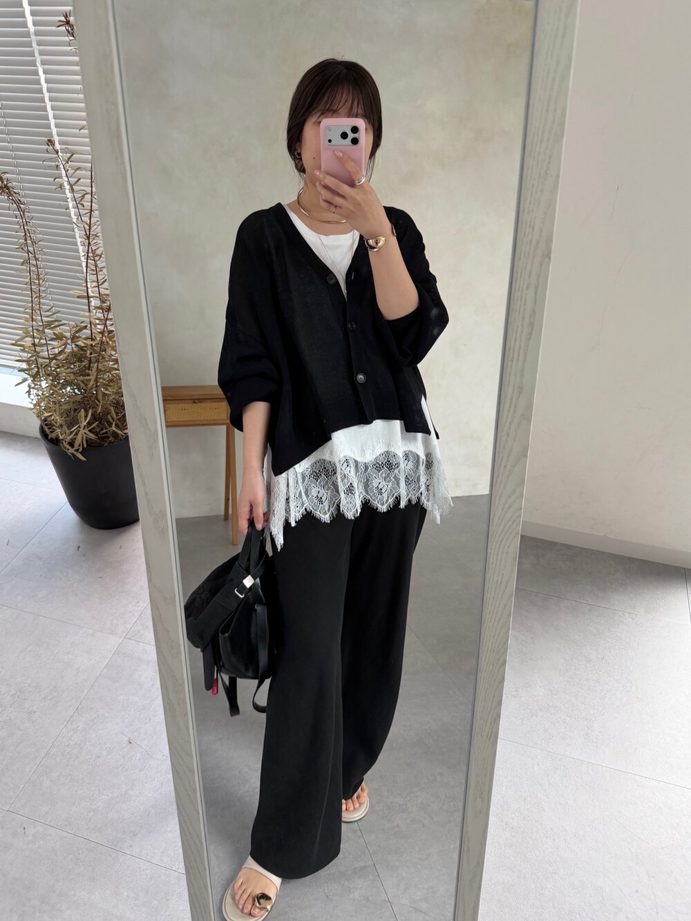 ブラック系のカーディガン/ボレロ、ホワイト系のTシャツ/カットソー、ブラック系のその他パンツを着用したレディースの夏コーディネートの4枚目の写真