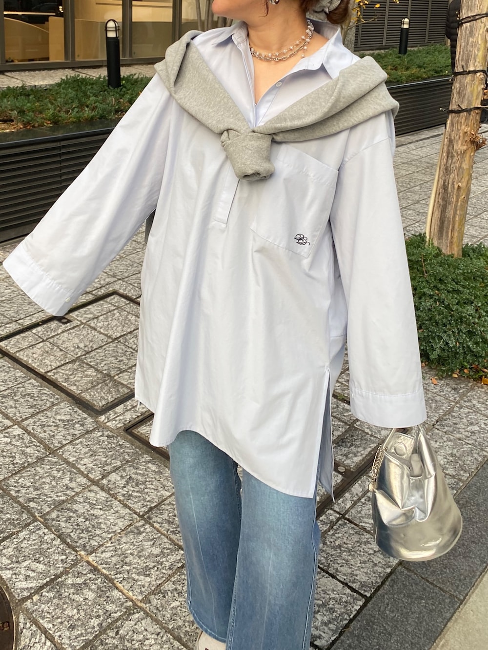 ブルー系のシャツ/ブラウス、ブルー系のデニムパンツ、グレー系のスウェットを着用したレディースの冬コーディネートの4枚目の写真