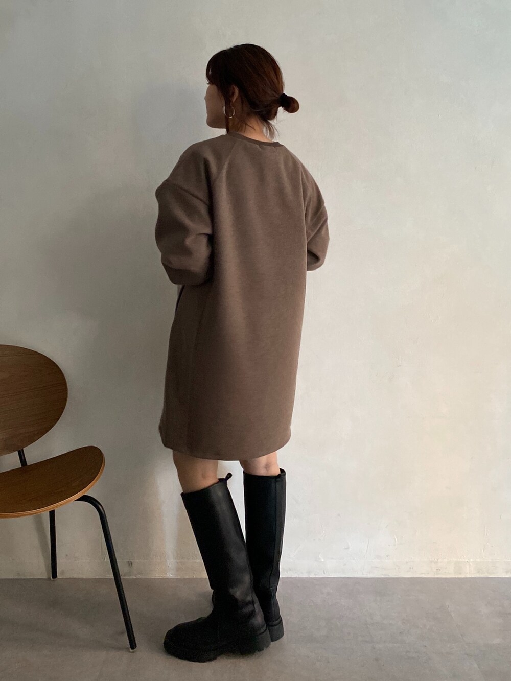 ブラウン系のチュニック、ベージュ系のシャツ/ブラウス、ブラック系のその他シューズを着用したレディースの冬コーディネートの2枚目の写真