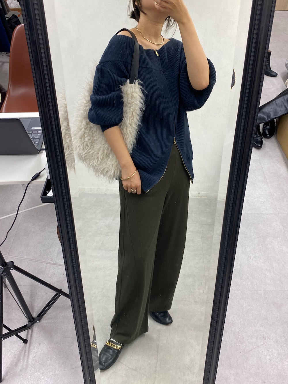 ブルー系のニット/セーター、グリーン系のその他パンツ、ホワイト系のショルダーバッグを着用したレディースの冬コーディネートの5枚目の写真