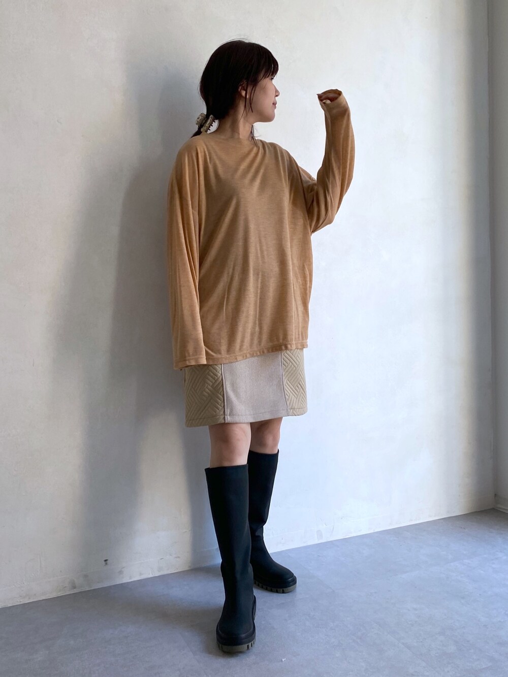 イエロー系のTシャツ/カットソー、ベージュ系のスカート、ブラック系のその他シューズを着用したレディースの夏コーディネートの4枚目の写真