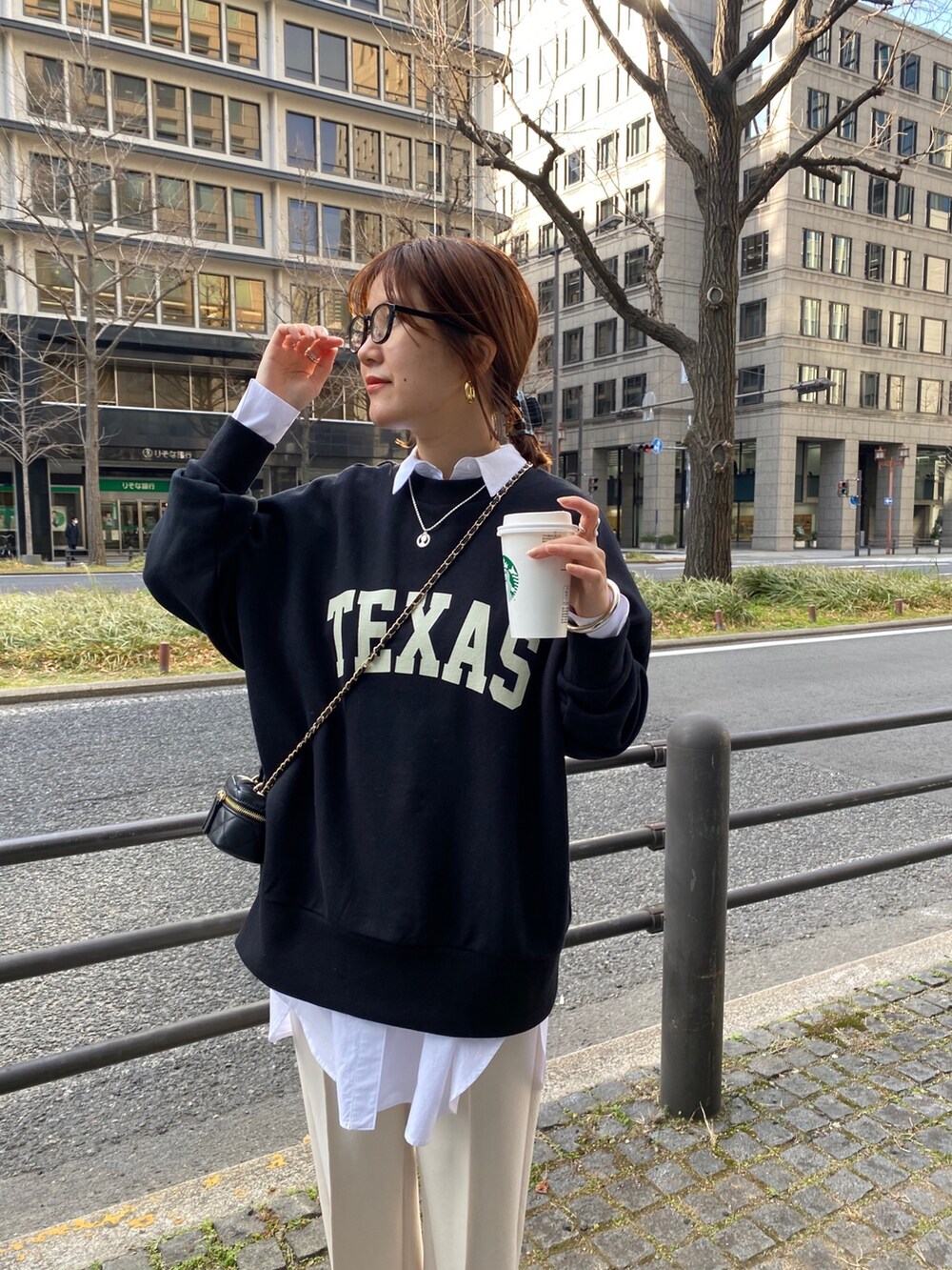 ブラック系のスウェット、ホワイト系のシャツ/ブラウス、ホワイト系のスラックスを着用したレディースの春コーディネートの9枚目の写真