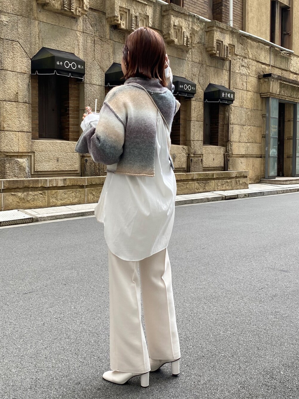 ベージュ系のニット/セーター、ホワイト系のその他パンツ、ホワイト系のトートバッグを着用したレディースの秋コーディネートの3枚目の写真