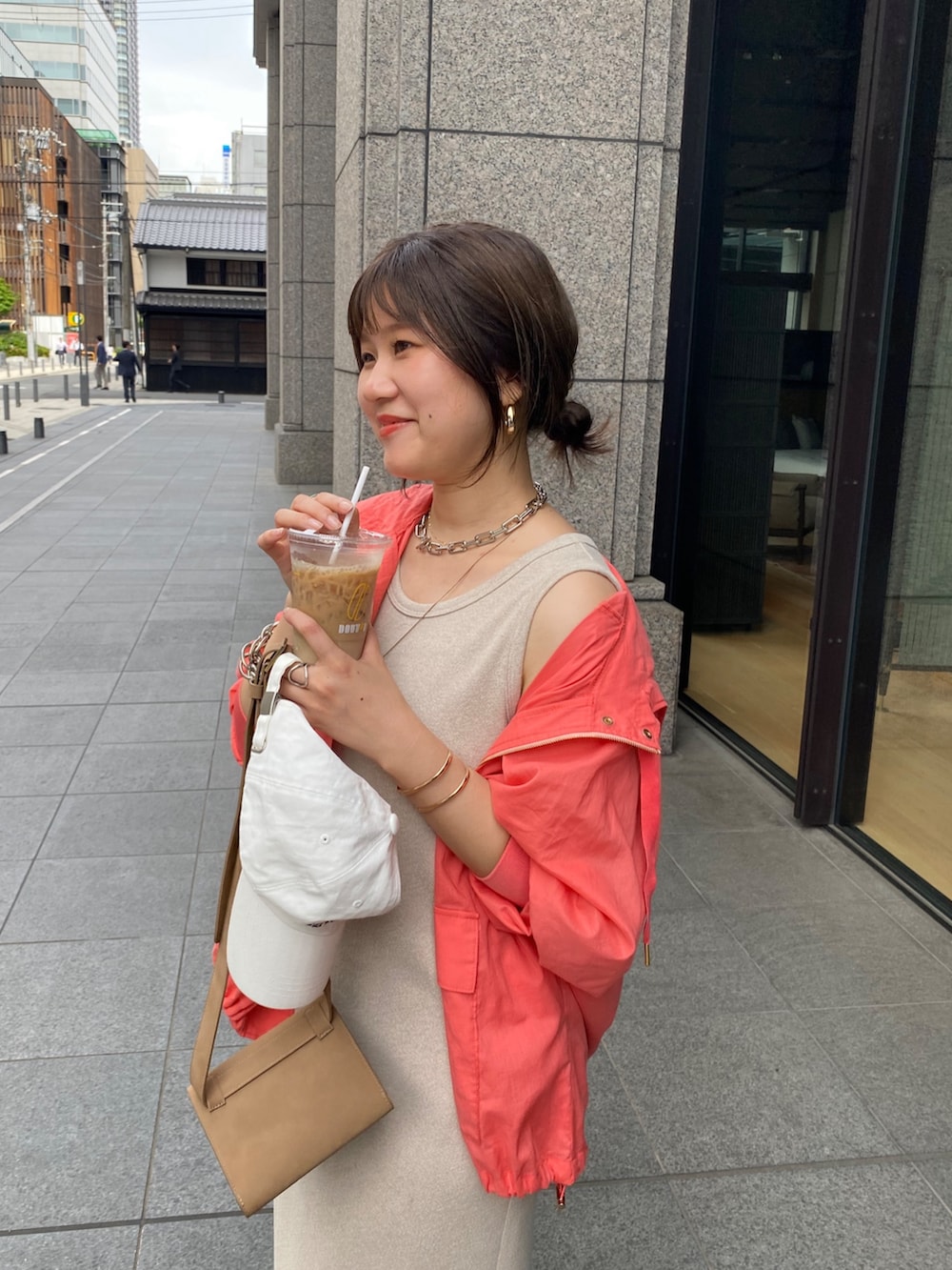 「夏コーデ、デートコーデ、ワンピース、きれいめカジュアル、シアートップス、お出かけコーデ、オトナカジュアル、リラックススタイル、大人コーデ、楽チンコーデ、キレイめカジュアル、夏ファッション、大人かわいい、30代コーデ、ピンクシャツ」｜「DouDouのフーディージップブルゾン（その他アウター、ピンク系）」を使った、sakuraさん（骨格ストレート・レディース・166cm）の夏コーディネートの2枚目の写真