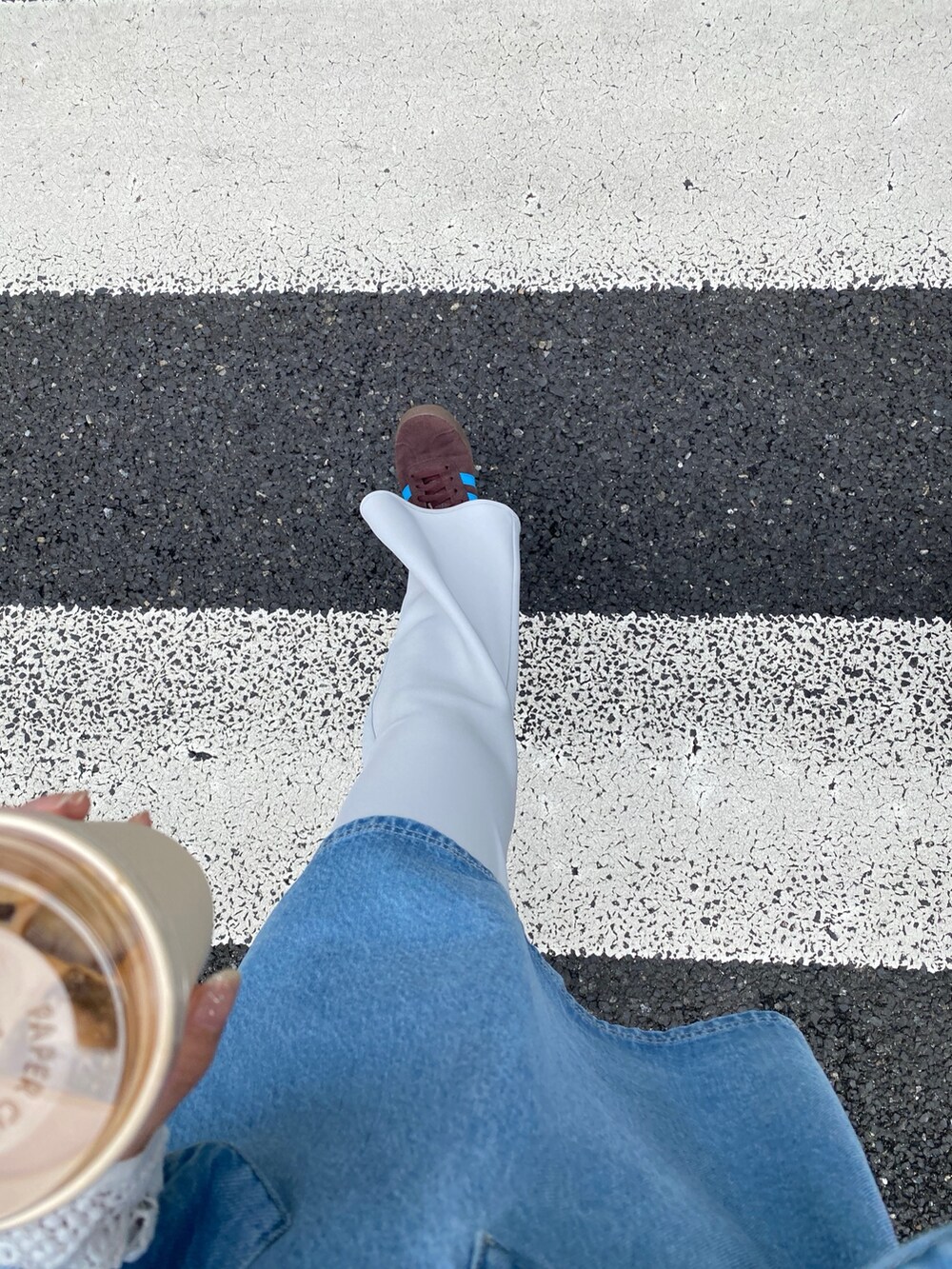 ホワイト系のシャツ/ブラウス、ブルー系のシャツ/ブラウス、ブルー系のその他パンツを着用したレディースの春コーディネートの8枚目の写真