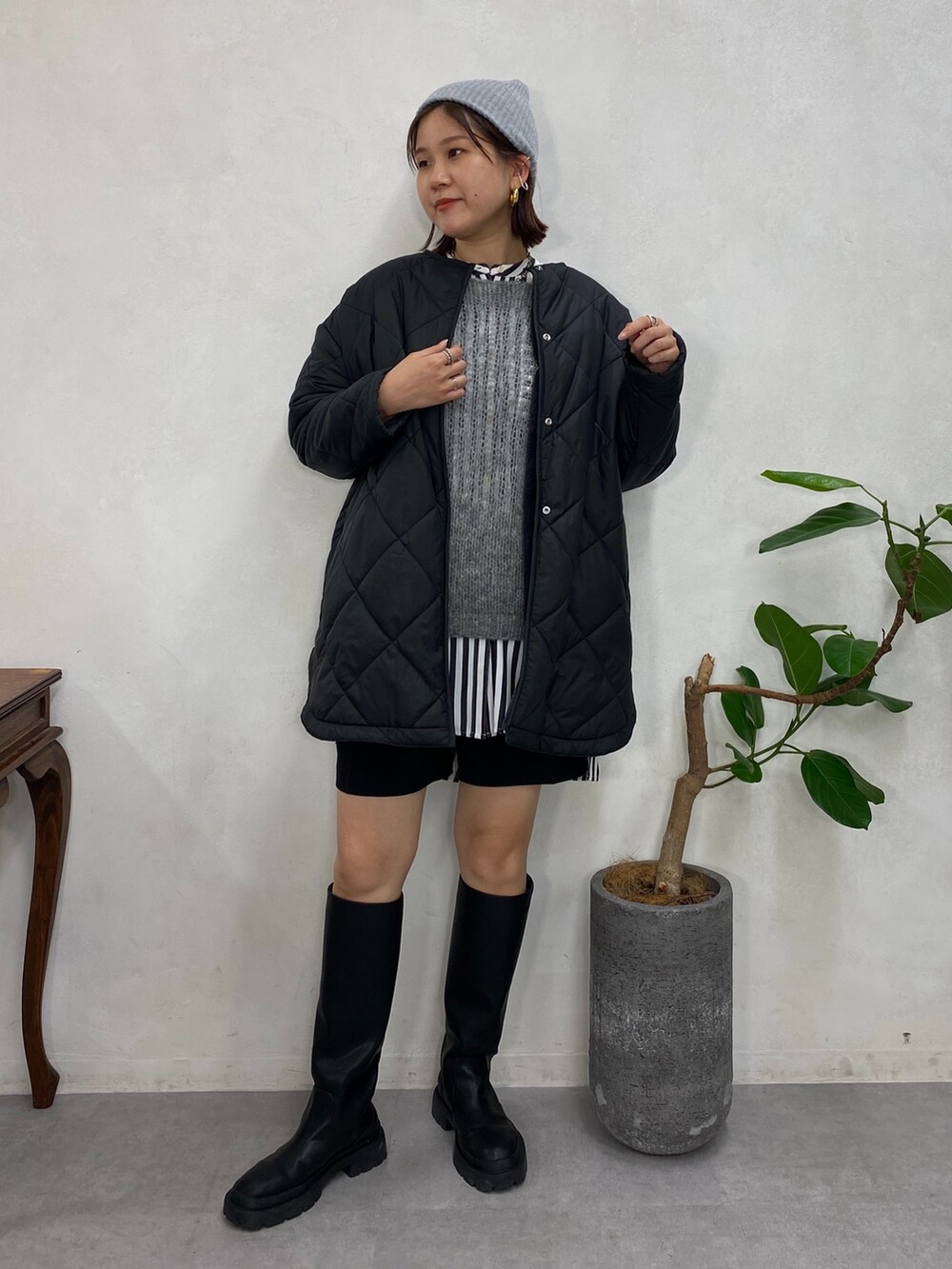 ブラック系のその他アウター、グレー系のニット/セーター、ブラック系のシャツ/ブラウスを着用したレディースの冬コーディネートの2枚目の写真