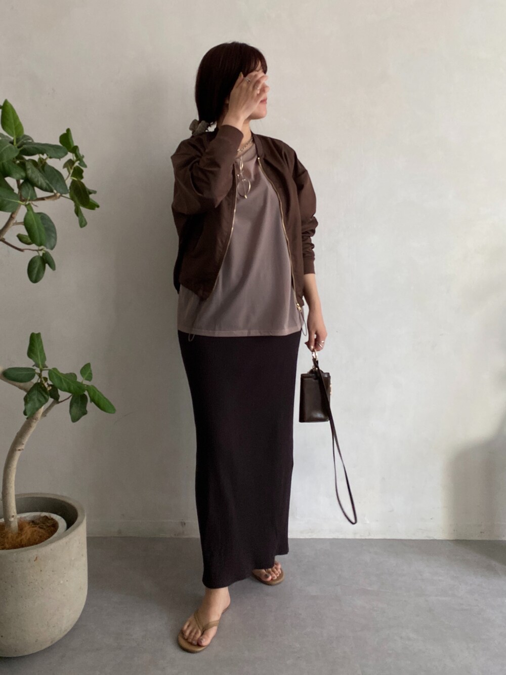 ベージュ系のワンピース、ブラウン系のショルダーバッグ、ベージュ系のサンダルを着用したレディースの夏コーディネートの3枚目の写真