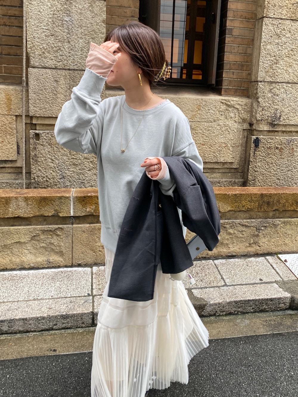 グレー系のTシャツ/カットソー、ホワイト系のスカート、ピンク系のTシャツ/カットソーを着用したレディースの冬コーディネートの3枚目の写真