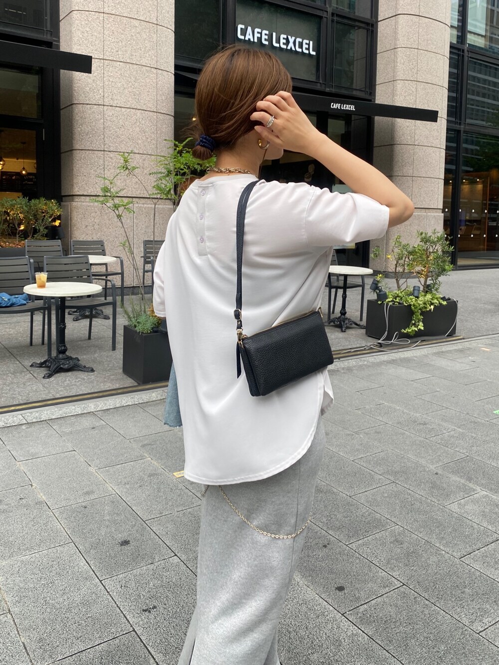 グレー系のTシャツ/カットソー、シルバー系のスカート、ブルー系のシャツ/ブラウスを着用したレディースの夏コーディネートの7枚目の写真