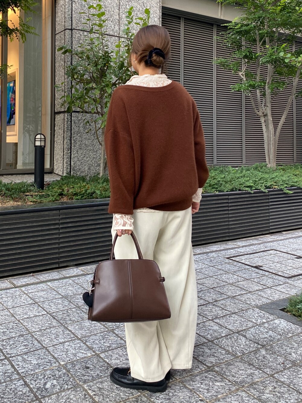 ブラウン系のニット/セーター、ホワイト系のシャツ/ブラウス、ホワイト系のその他パンツを着用したレディースの冬コーディネートの3枚目の写真