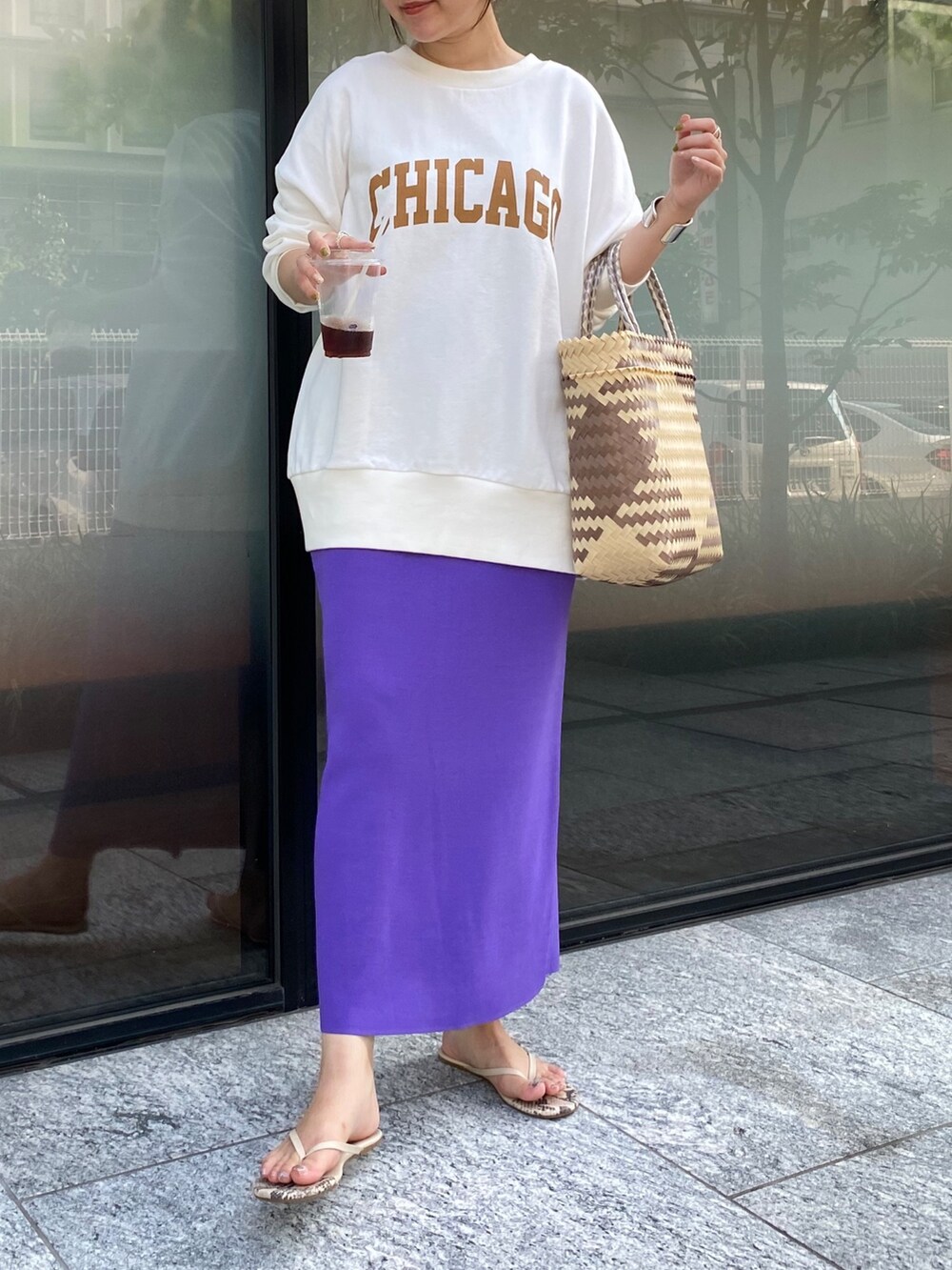 ホワイト系のスウェット、パープル系のスカートを着用したレディースの夏コーディネートの4枚目の写真