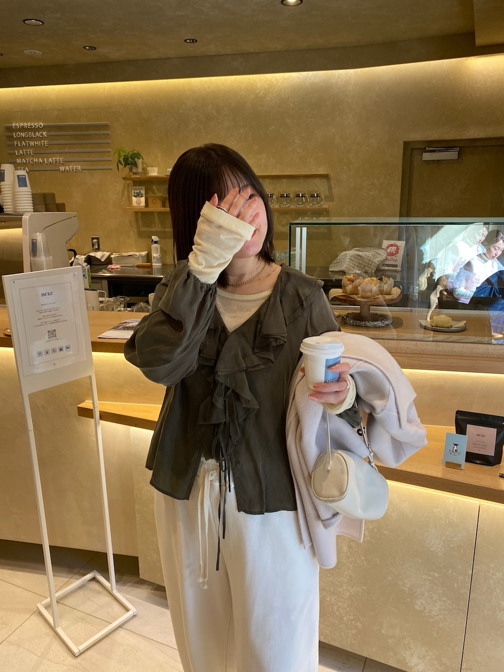 ホワイト系のその他アウター、グリーン系のシャツ/ブラウス、イエロー系のTシャツ/カットソーを着用したレディースの春コーディネートの6枚目の写真