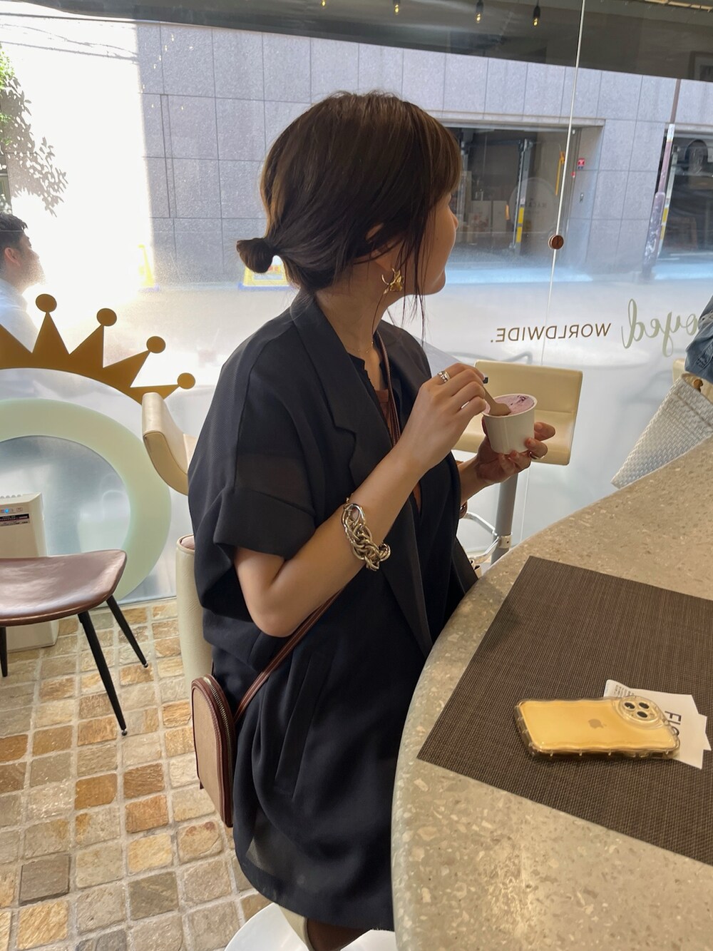 ブラック系のワンピース、ブラウン系のTシャツ/カットソーを着用したレディースの夏コーディネートの4枚目の写真