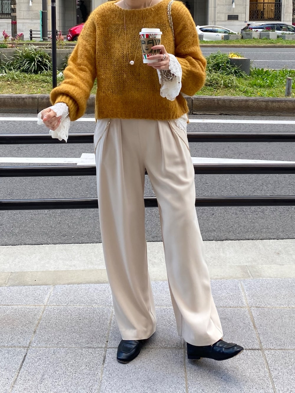 ベージュ系のその他アウター、イエロー系のニット/セーター、ホワイト系のシャツ/ブラウスを着用したレディースの冬コーディネートの5枚目の写真