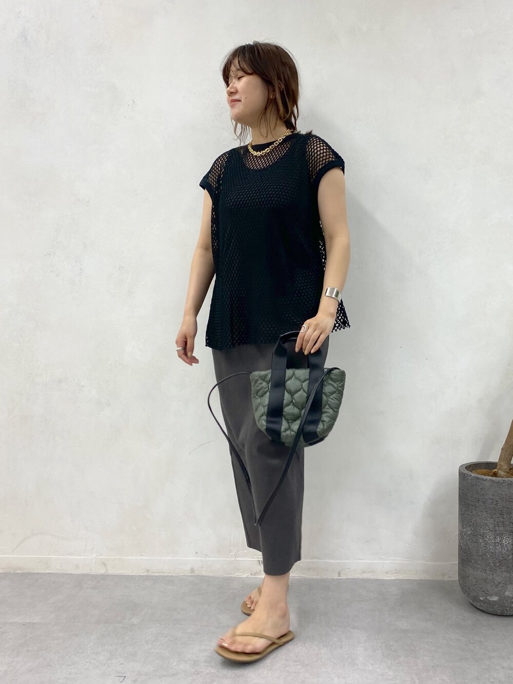 ブラック系のワンピース、ベージュ系のその他シューズ、ゴールド系のネックレスを着用したレディースの夏コーディネートの3枚目の写真