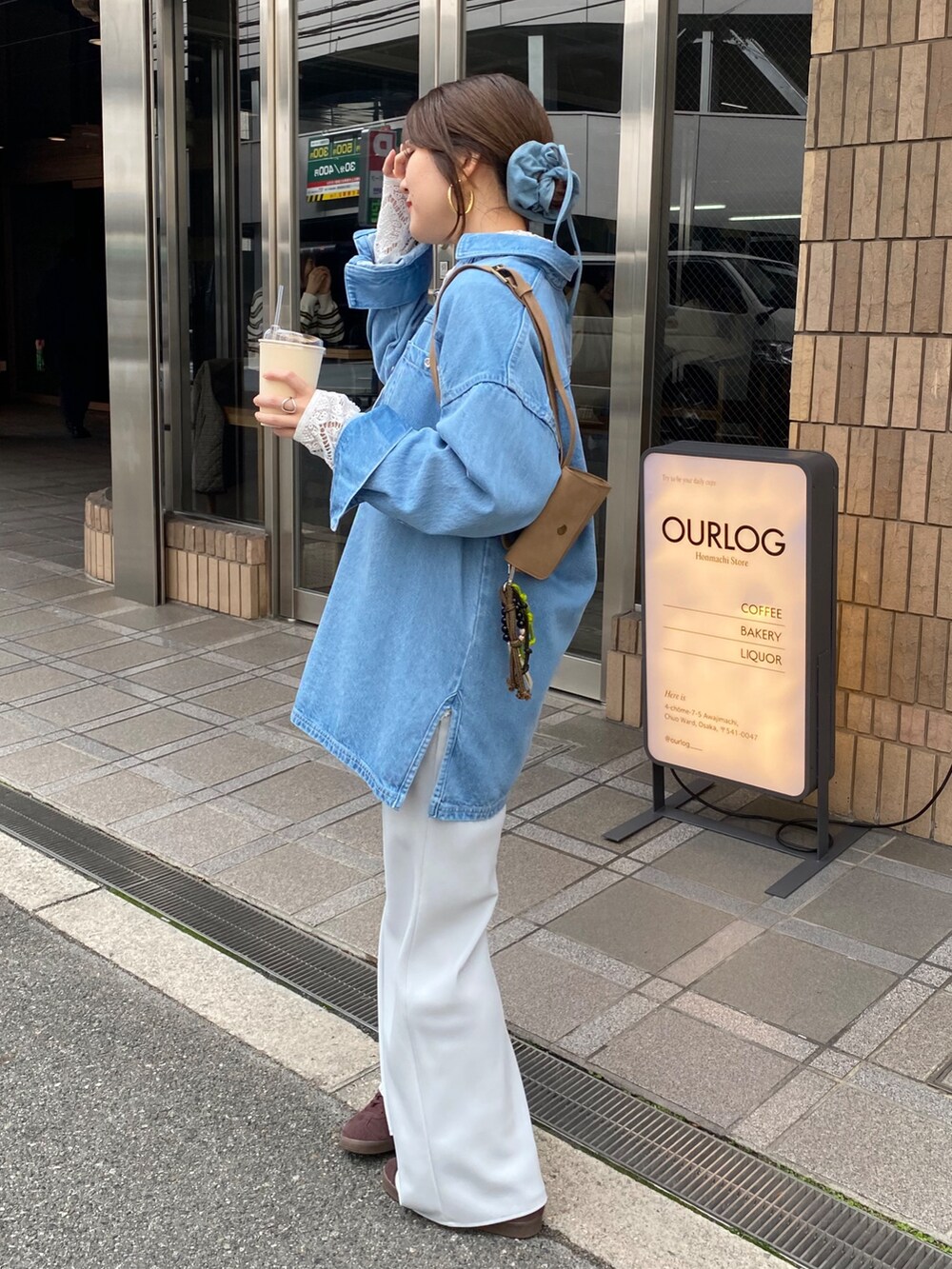 ホワイト系のシャツ/ブラウス、ブルー系のシャツ/ブラウス、ブルー系のその他パンツを着用したレディースの春コーディネートの4枚目の写真