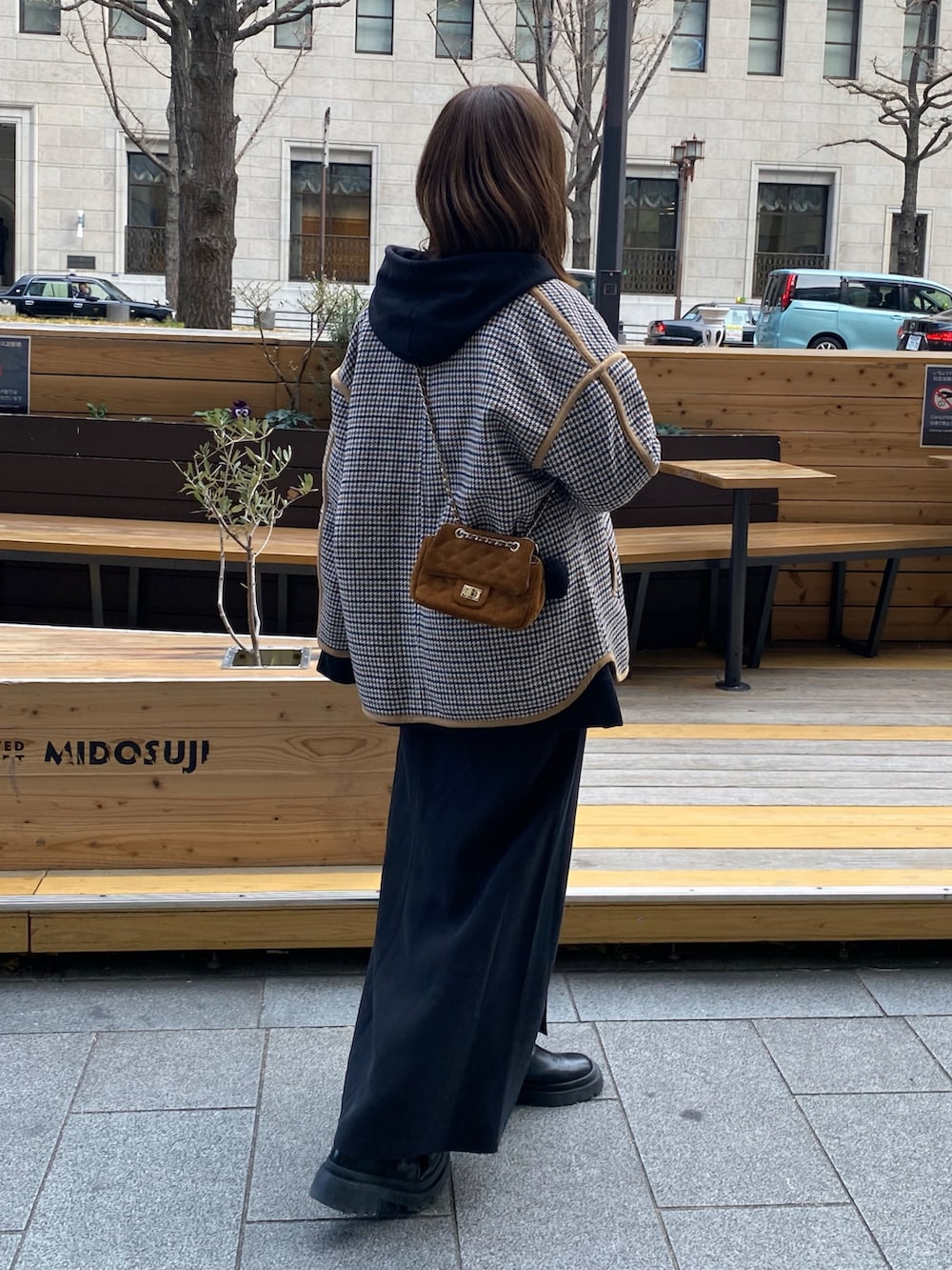 ベージュ系のその他アウター、ブラック系のスカートを着用したレディースの冬コーディネートの10枚目の写真