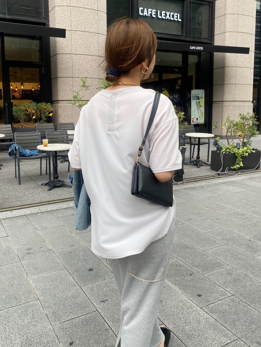 グレー系のTシャツ/カットソー、シルバー系のスカート、ブルー系のシャツ/ブラウスを着用したレディースの夏コーディネートの10枚目の写真