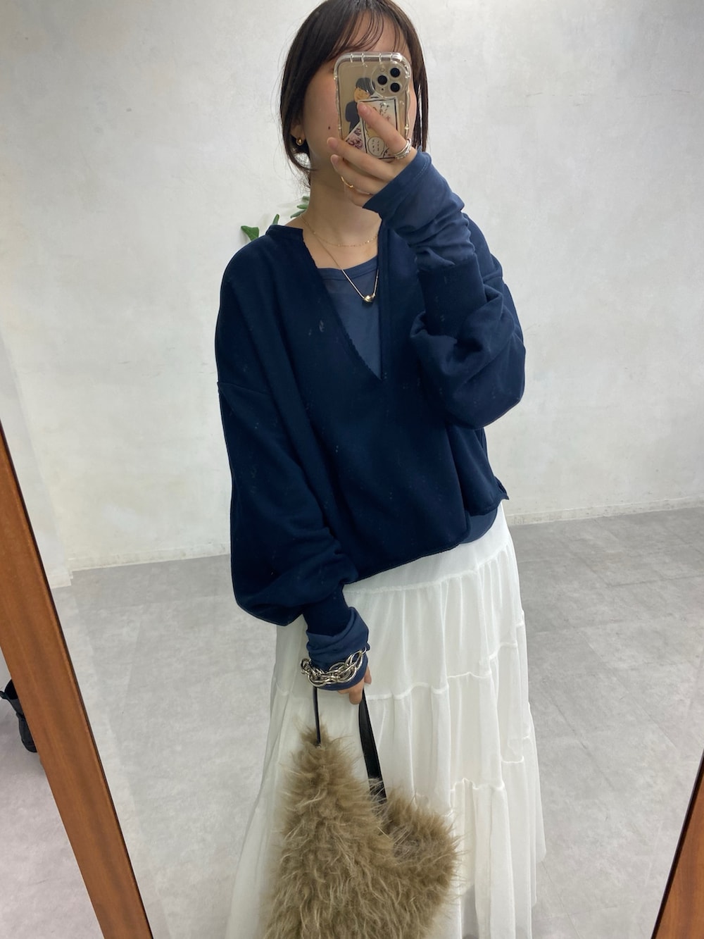 ブルー系のTシャツ/カットソー、ブルー系のTシャツ/カットソー、ホワイト系のスカートを着用したレディースの冬コーディネートの8枚目の写真