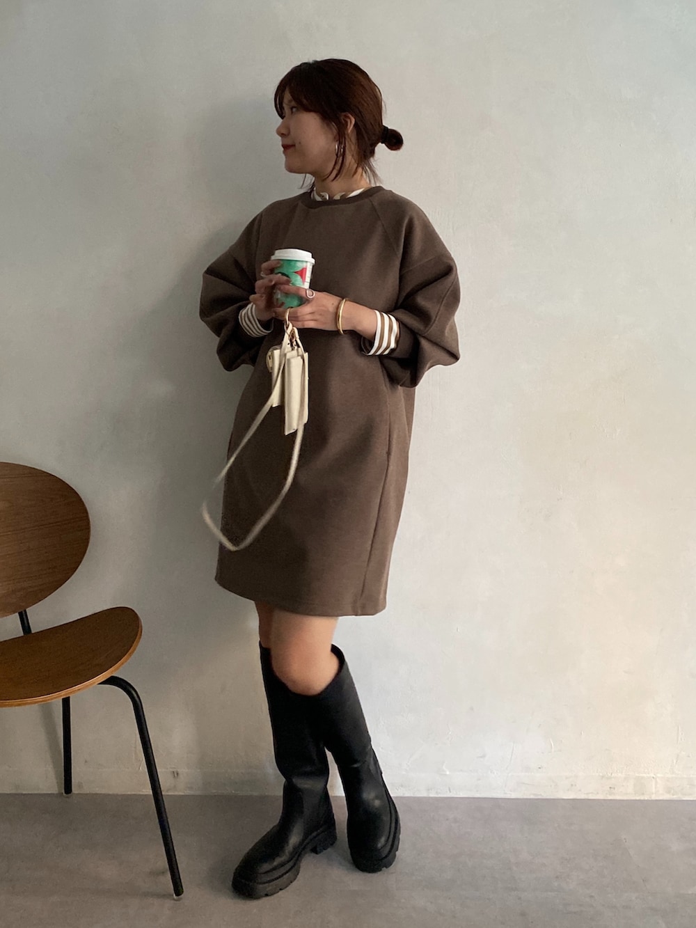 ブラウン系のチュニック、ベージュ系のシャツ/ブラウス、ブラック系のその他シューズを着用したレディースの冬コーディネートの4枚目の写真