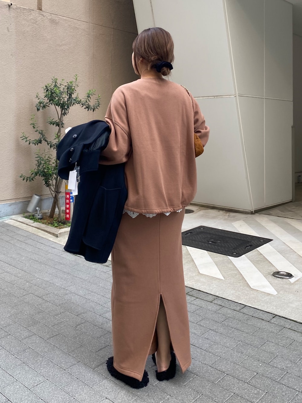 イエロー系のスウェット、イエロー系のスカート、ホワイト系のシャツ/ブラウスを着用したレディースの冬コーディネートの6枚目の写真