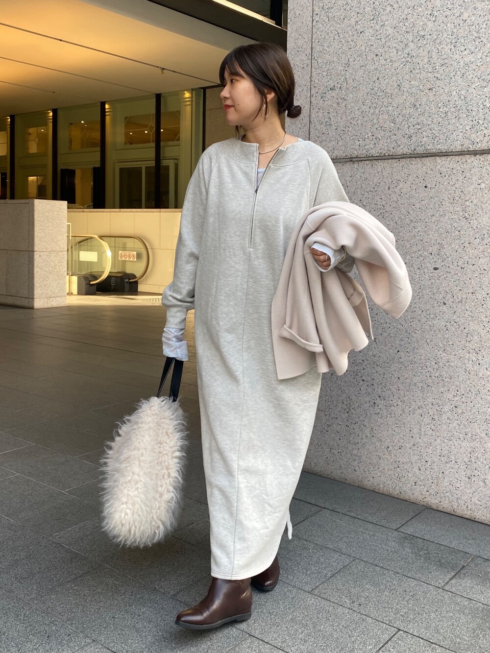 ホワイト系のその他アウター、グレー系のワンピースを着用したレディースの冬コーディネートの7枚目の写真