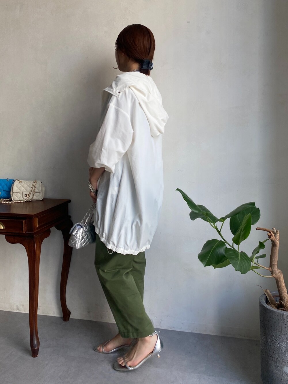 ホワイト系のブルゾン、グレー系のTシャツ/カットソー、グリーン系のその他パンツを着用したレディースの春コーディネートの2枚目の写真