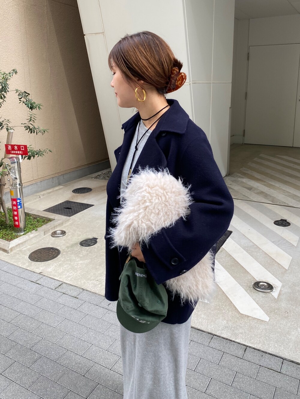 シルバー系のスウェット、シルバー系のスカート、ブラック系のブーツを着用したレディースの秋コーディネートの2枚目の写真