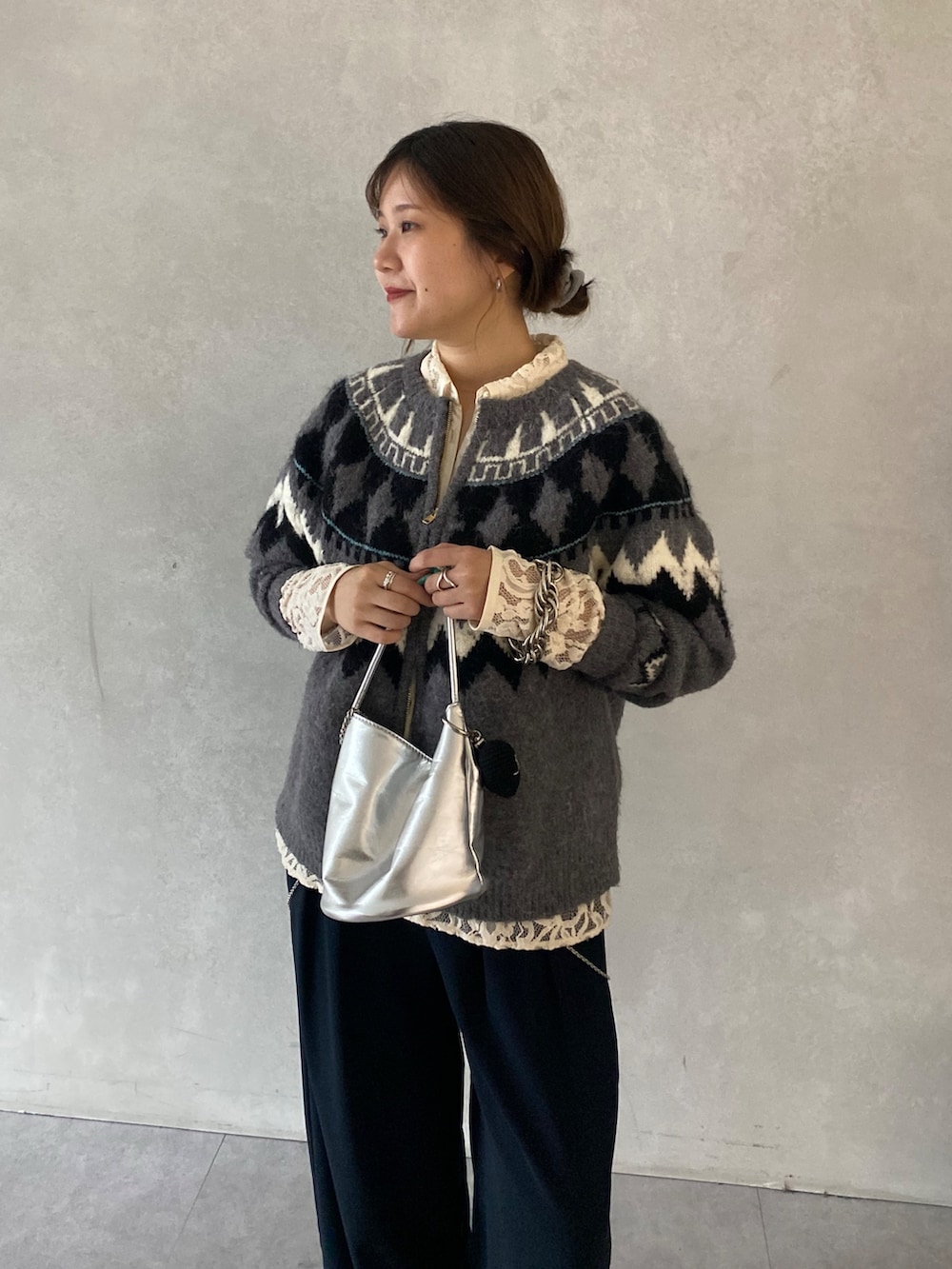 グレー系のカーディガン/ボレロ、ホワイト系のシャツ/ブラウス、ブルー系のスラックスを着用したレディースの冬コーディネートの8枚目の写真