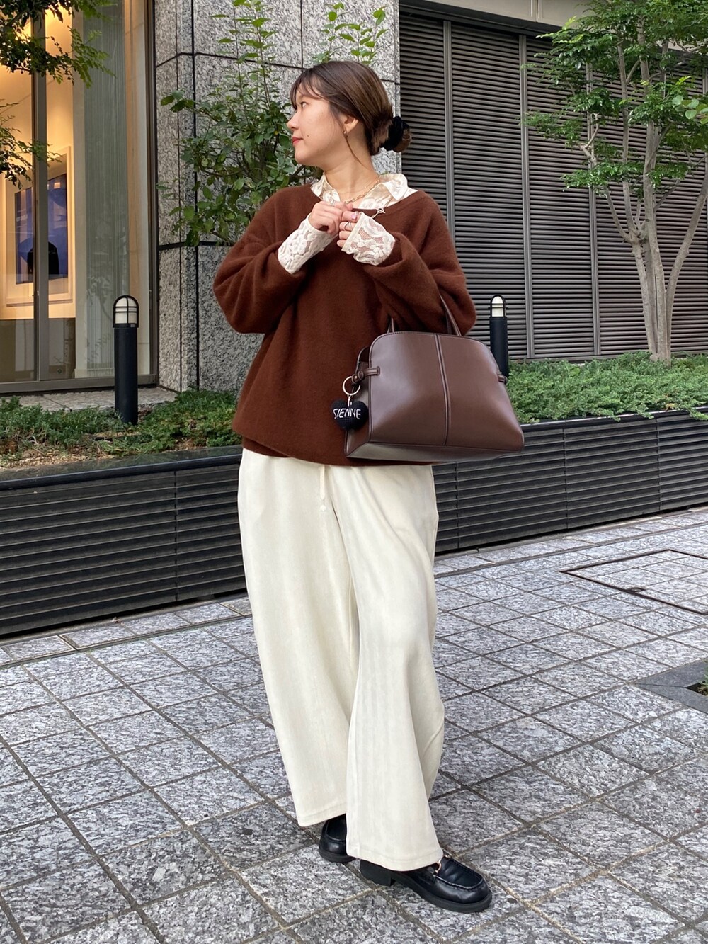 ブラウン系のニット/セーター、ホワイト系のシャツ/ブラウス、ホワイト系のその他パンツを着用したレディースの冬コーディネートの2枚目の写真