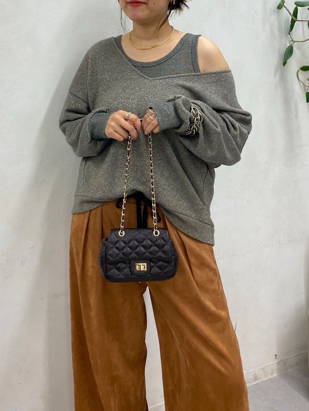 グレー系のTシャツ/カットソー、イエロー系のその他パンツ、ブラウン系のショルダーバッグを着用したレディースの秋コーディネートの9枚目の写真