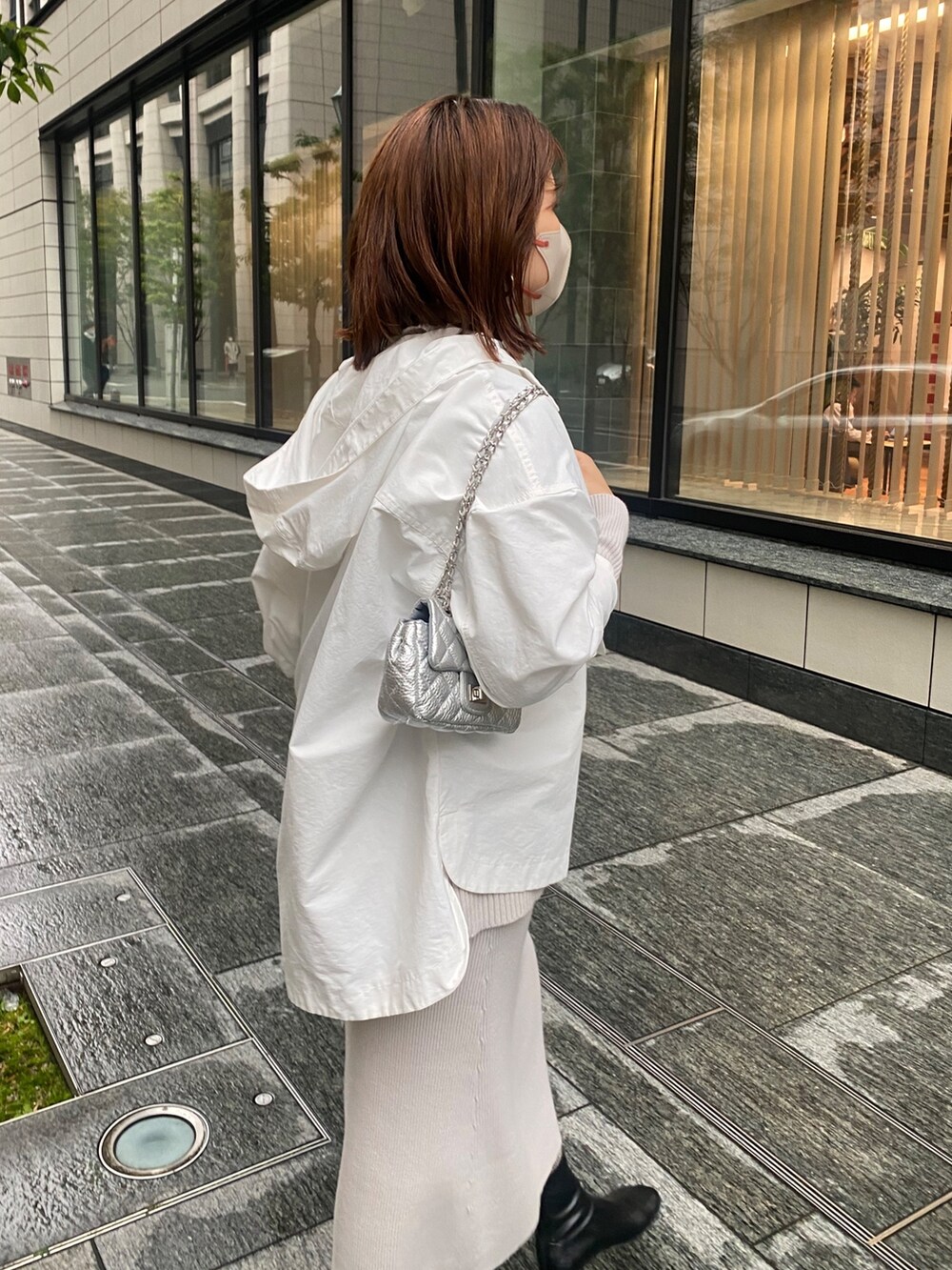 ホワイト系のブルゾン、グレー系のワンピース、シルバー系のショルダーバッグを着用したレディースの春コーディネートの6枚目の写真