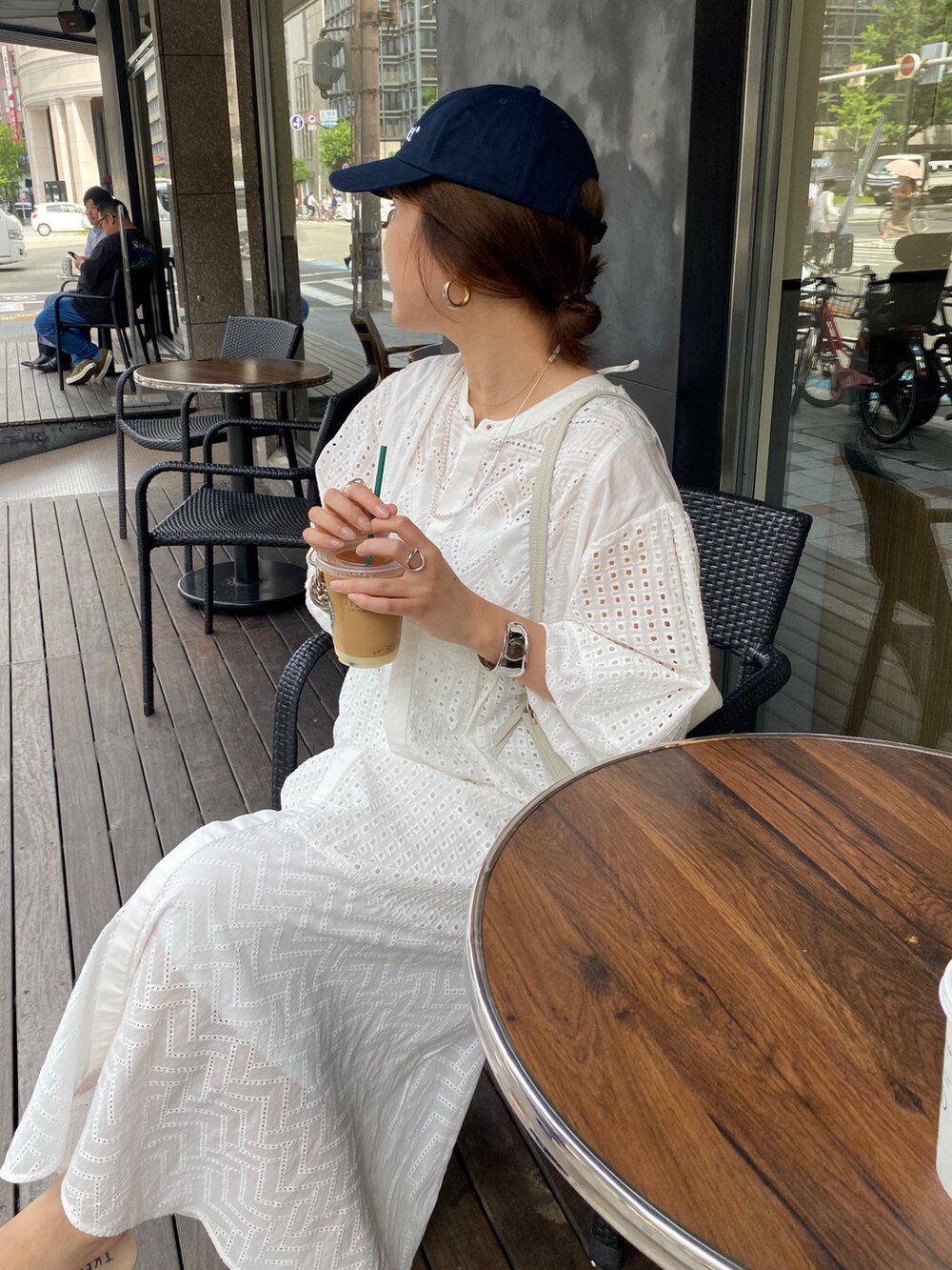 ホワイト系のワンピース、ホワイト系のショルダーバッグ、ゴールド系のブレスレットを着用したレディースの夏コーディネートの6枚目の写真