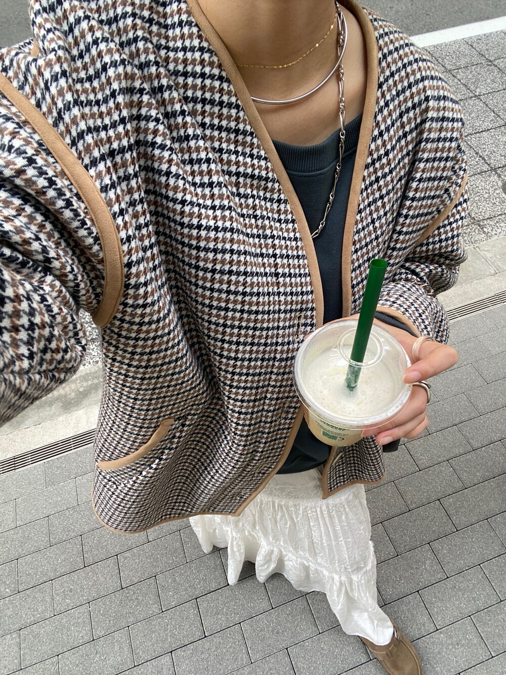 ベージュ系のその他アウター、ホワイト系のスカート、グリーン系のスウェットを着用したレディースの冬コーディネートの5枚目の写真