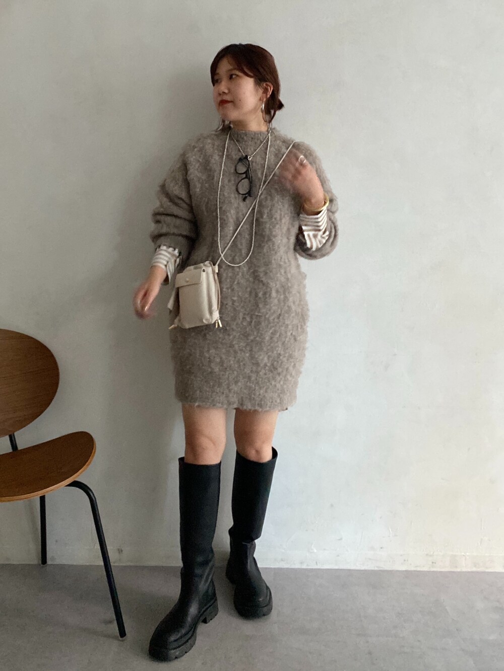 ベージュ系のワンピース、ホワイト系のトートバッグ、ベージュ系のシャツ/ブラウスを着用したレディースの秋コーディネートの2枚目の写真