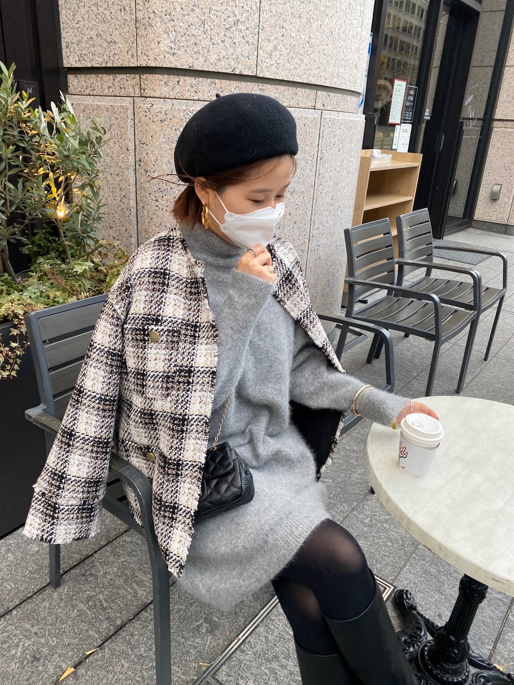 ブラック系のノーカラージャケット、グレー系のニット/セーター、ブラック系のトートバッグを着用したレディースの冬コーディネートの4枚目の写真