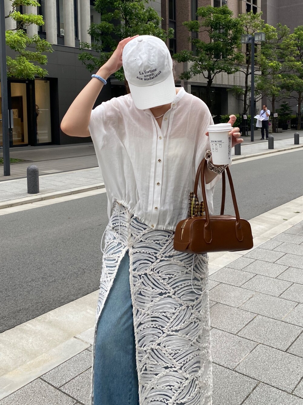 ピンク系のシャツ/ブラウス、ブルー系のデニムパンツ、ホワイト系のネックレスを着用したレディースの夏コーディネートの9枚目の写真