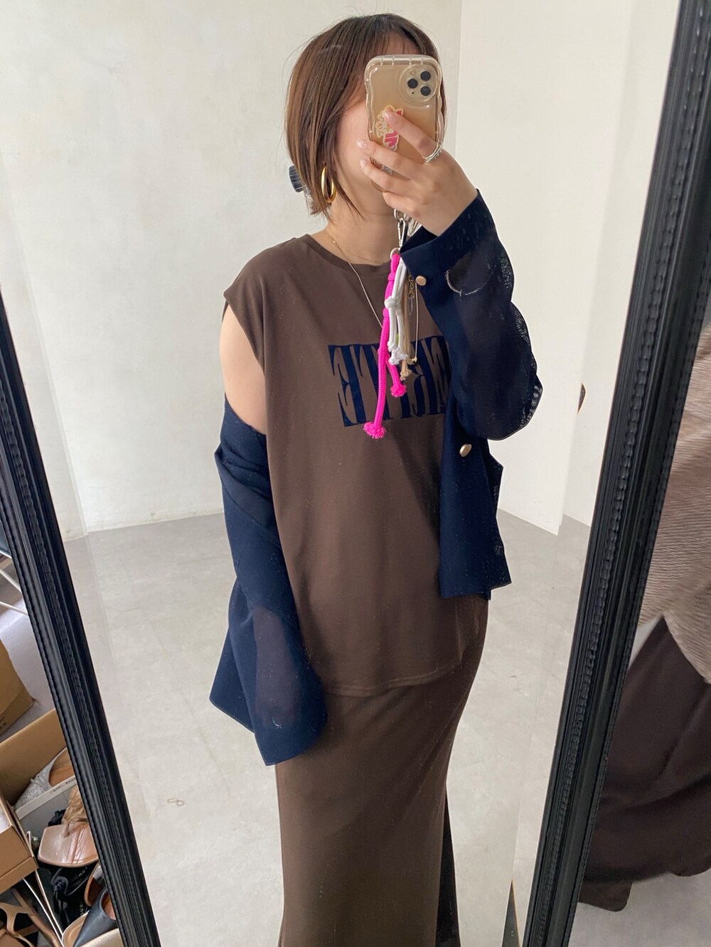 ブラウン系のTシャツ/カットソー、ブラウン系のスカート、ブラック系のショルダーバッグを着用したレディースの夏コーディネートの5枚目の写真