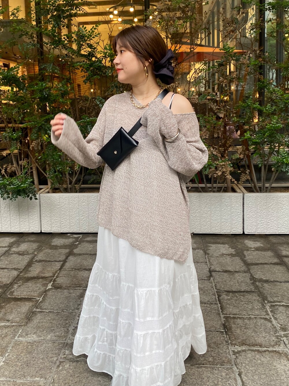 ベージュ系のニット/セーター、ホワイト系のワンピース、イエロー系のショルダーバッグを着用したレディースの夏コーディネートの2枚目の写真