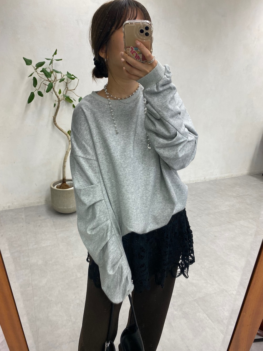 グレー系のTシャツ/カットソー、ブラウン系のその他パンツ、ブラック系のショルダーバッグを着用したレディースの秋コーディネートの5枚目の写真