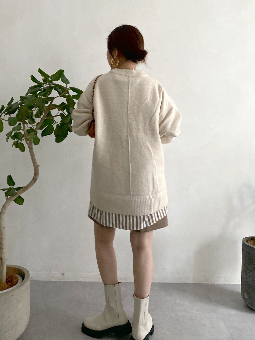 ホワイト系のニット/セーター、ベージュ系のシャツ/ブラウス、イエロー系のその他パンツを着用したレディースの秋コーディネートの5枚目の写真