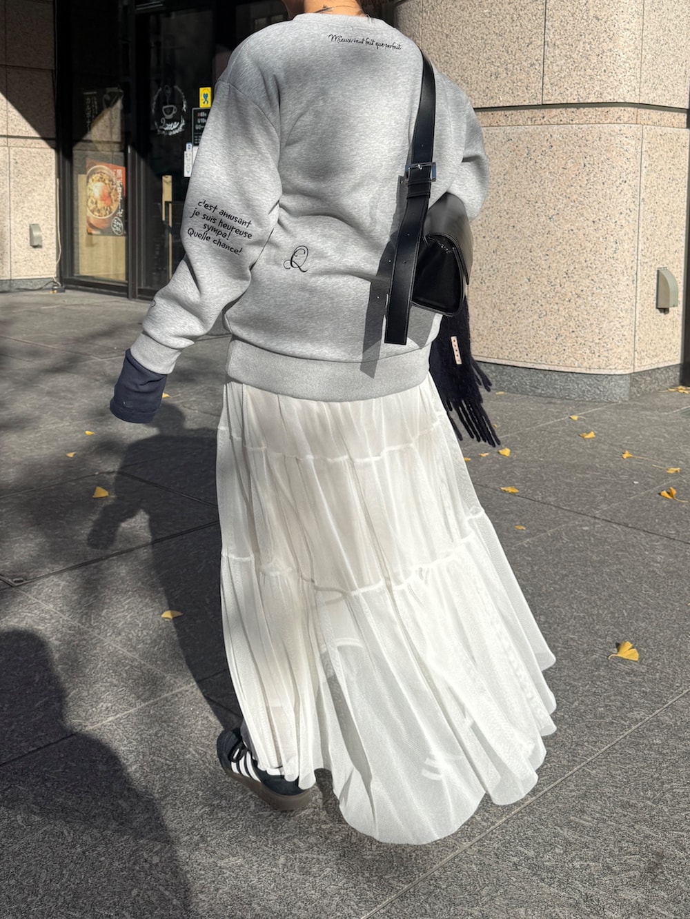 グレー系のその他アウター、グレー系のTシャツ/カットソー、ブルー系のTシャツ/カットソーを着用したレディースの冬コーディネートの3枚目の写真