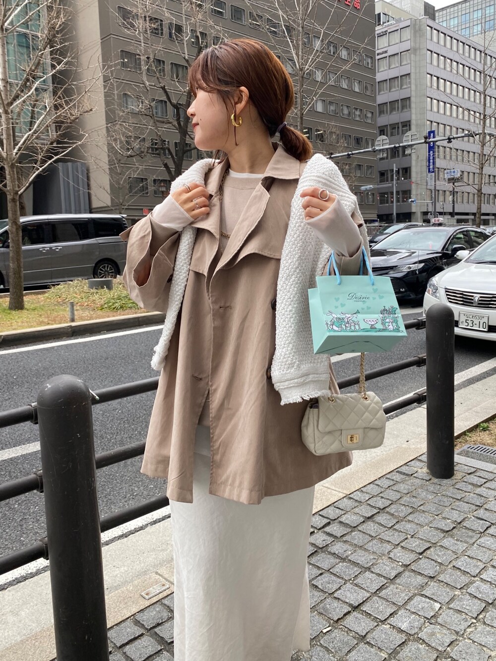 ベージュ系のジャケット/アウター、ホワイト系のスカート、ベージュ系のサンダルを着用したレディースの春コーディネートの4枚目の写真