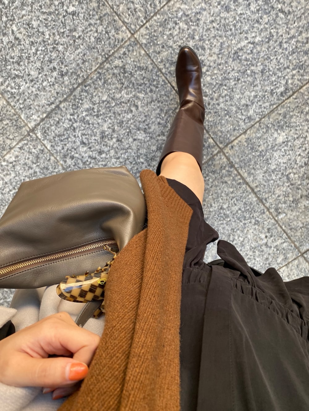 ブラック系のシャツ/ブラウス、ブラウン系のブーツ、ブラウン系のショルダーバッグを着用したレディースの秋コーディネートの10枚目の写真