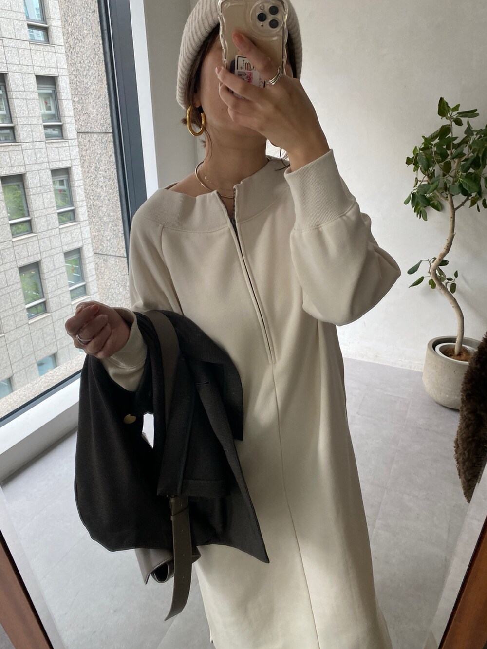 ベージュ系のワンピース、グレー系のテーラードジャケット、グレー系のショルダーバッグを着用したレディースの冬コーディネートの9枚目の写真