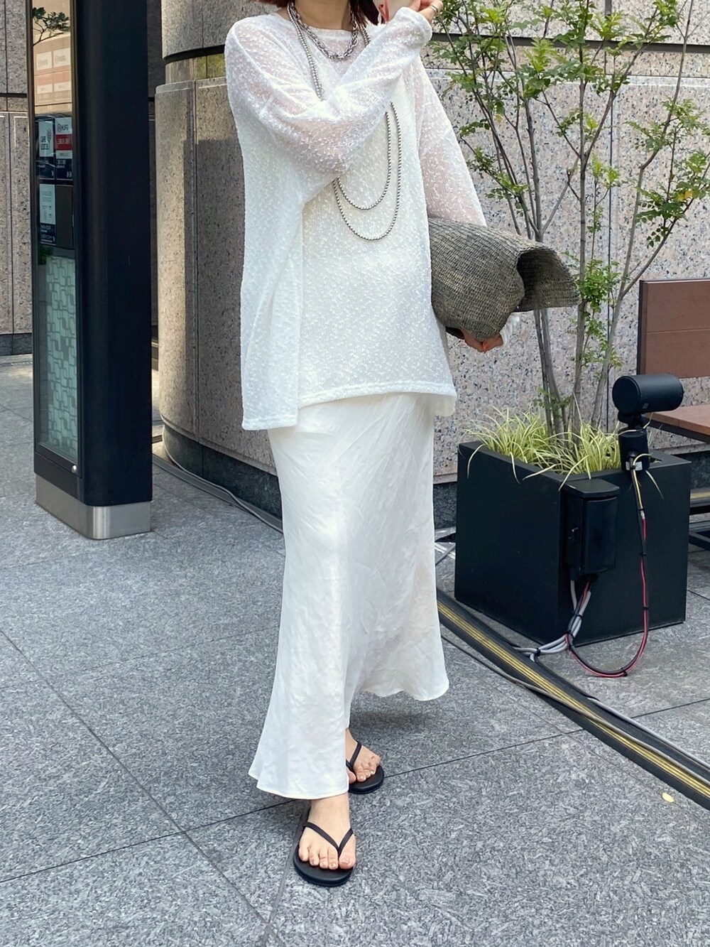 ホワイト系のTシャツ/カットソー、ホワイト系のスカートを着用したレディースの夏コーディネートの9枚目の写真