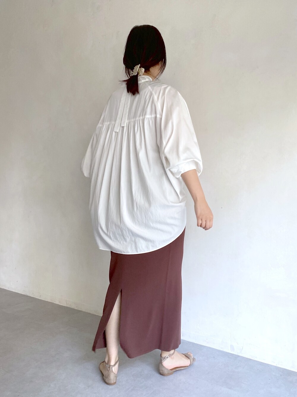 ホワイト系のシャツ/ブラウス、ブラウン系のスカートを着用したレディースの夏コーディネートの3枚目の写真
